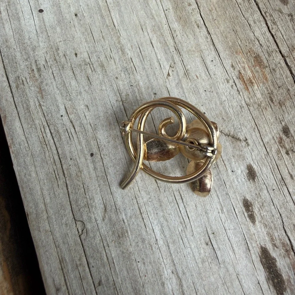 Vintage Rose Brooch Pin Womens Gold Tone Floral Swirl Circular Design